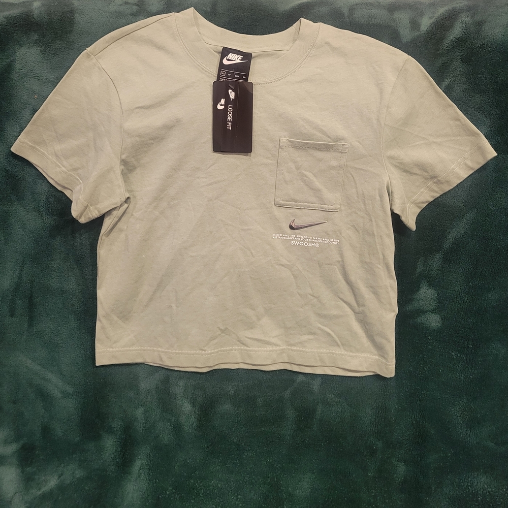 Nike Loose Fit Cropped T-Shirt